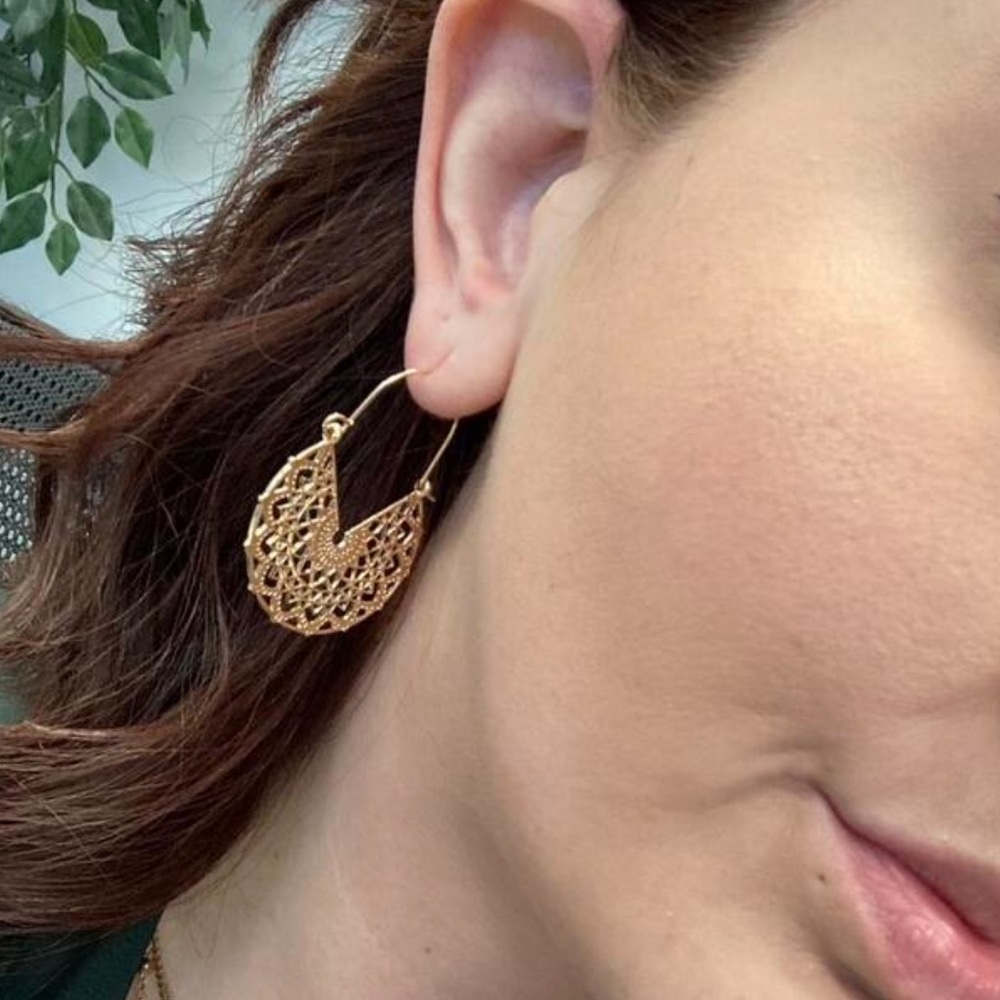 ✨ Gold Hoop Earrings ✨ - Picture 4 of 4